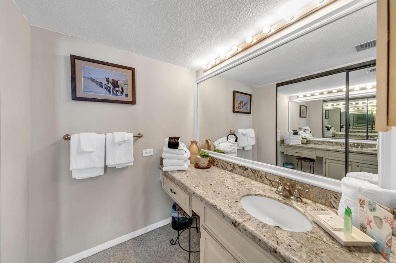 Mainsail 131 - Beachfront 2br With Free Seasonal Service Holiday home Destin